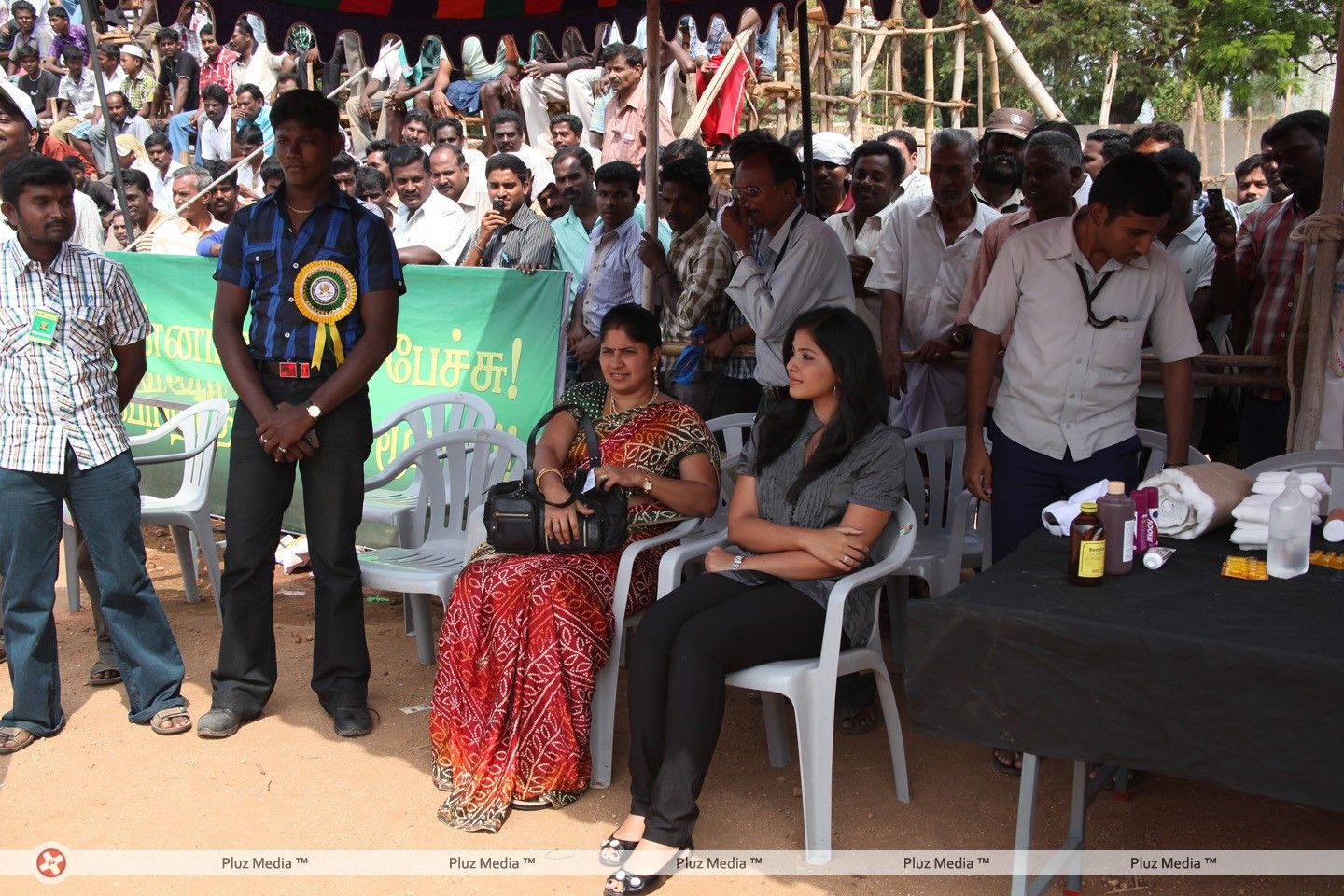Anjali with Women's Kabadi Players - Pictures | Picture 186990