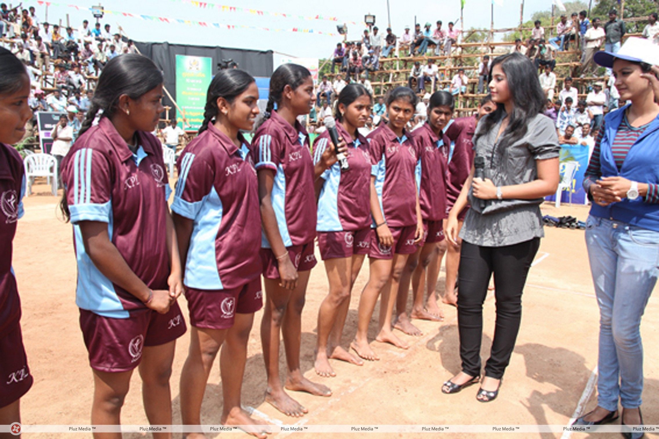 Anjali with Women's Kabadi Players - Pictures | Picture 186992
