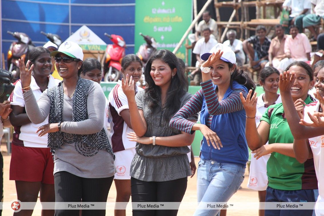 Anjali with Women's Kabadi Players - Pictures | Picture 186995