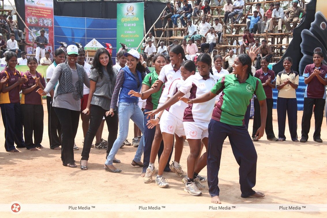 Anjali with Women's Kabadi Players - Pictures | Picture 186999