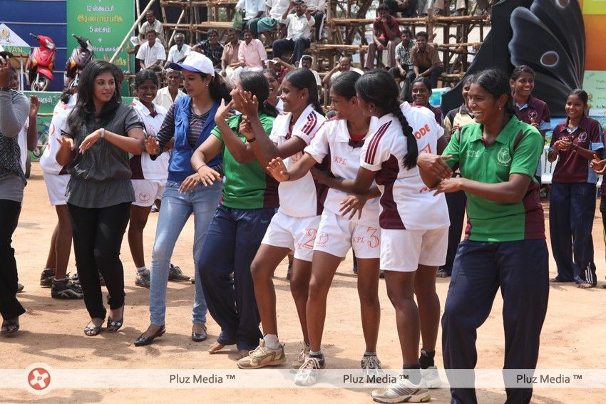 Anjali with Women's Kabadi Players - Pictures | Picture 187000