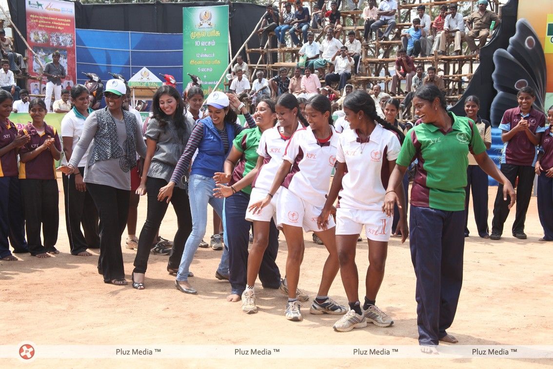 Anjali with Women's Kabadi Players - Pictures | Picture 187002