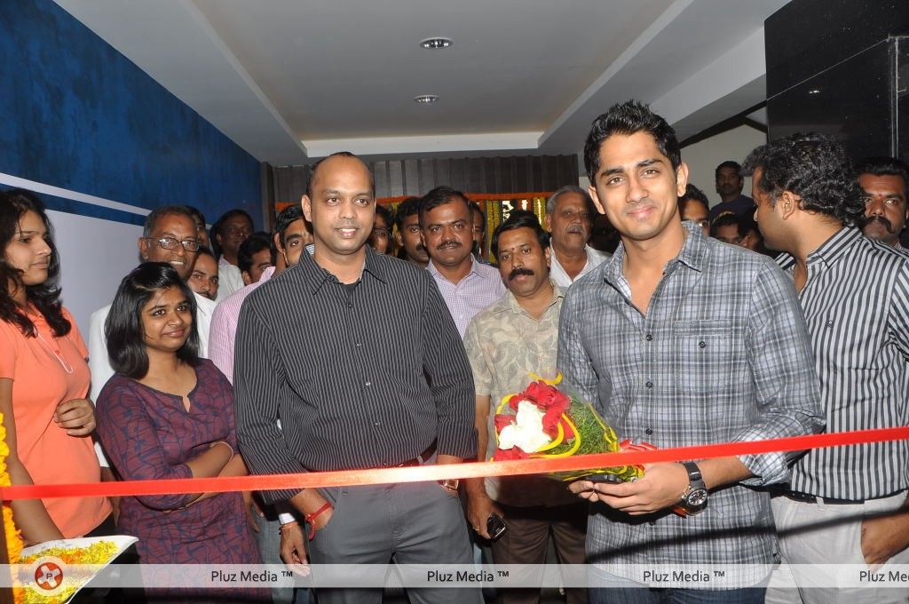Siddharth at the audio people store - Pictures | Picture 164015