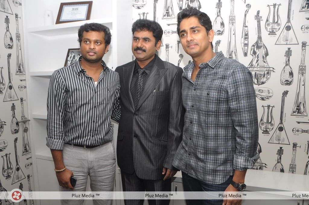 Siddharth at the audio people store - Pictures | Picture 164016