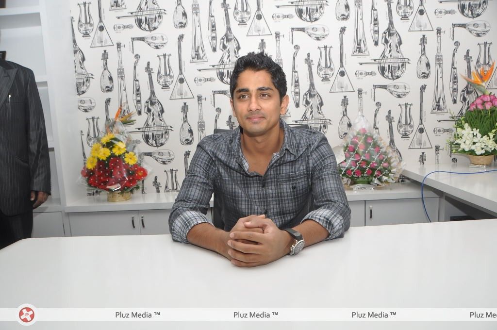 Siddharth at the audio people store - Pictures | Picture 164018