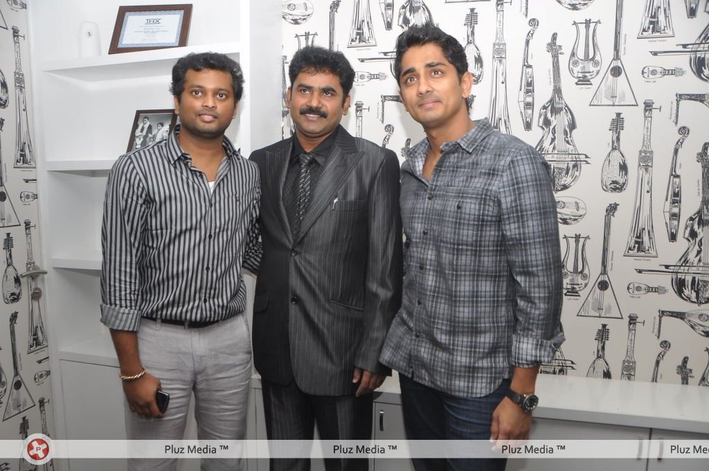 Siddharth at the audio people store - Pictures | Picture 164024