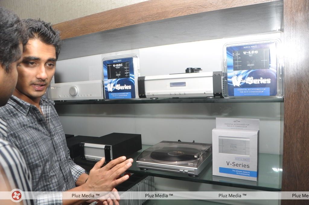 Siddharth at the audio people store - Pictures | Picture 164068