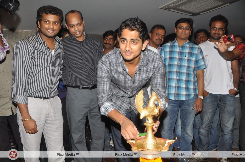 Siddharth at the audio people store - Pictures | Picture 164072