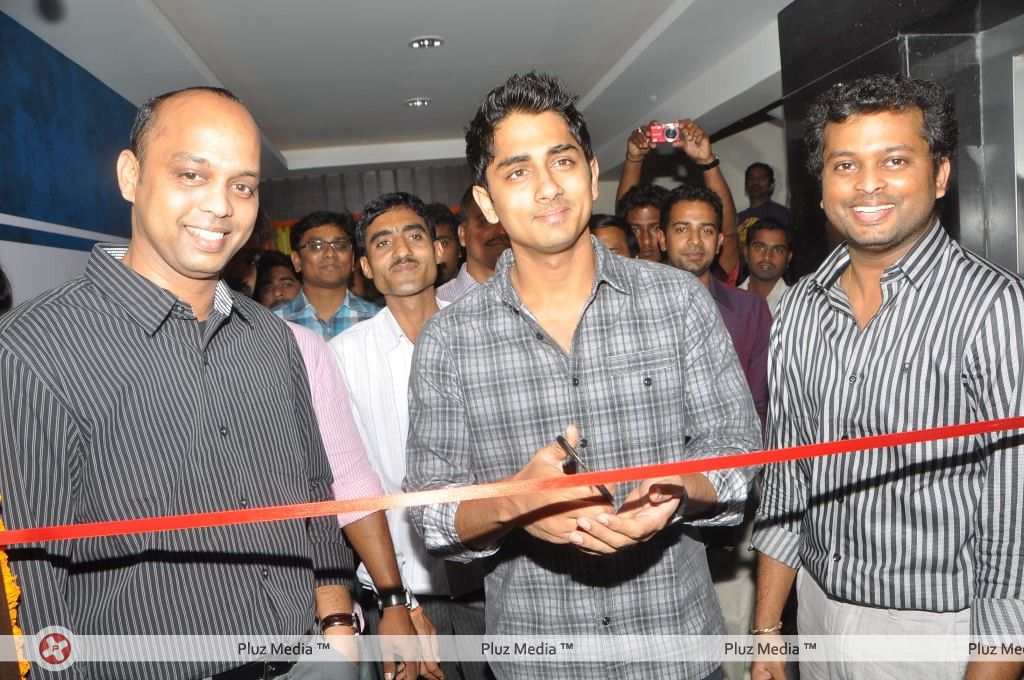 Siddharth at the audio people store - Pictures | Picture 164079