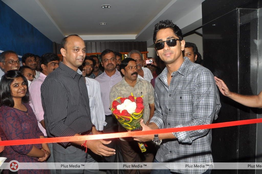 Siddharth at the audio people store - Pictures | Picture 164086