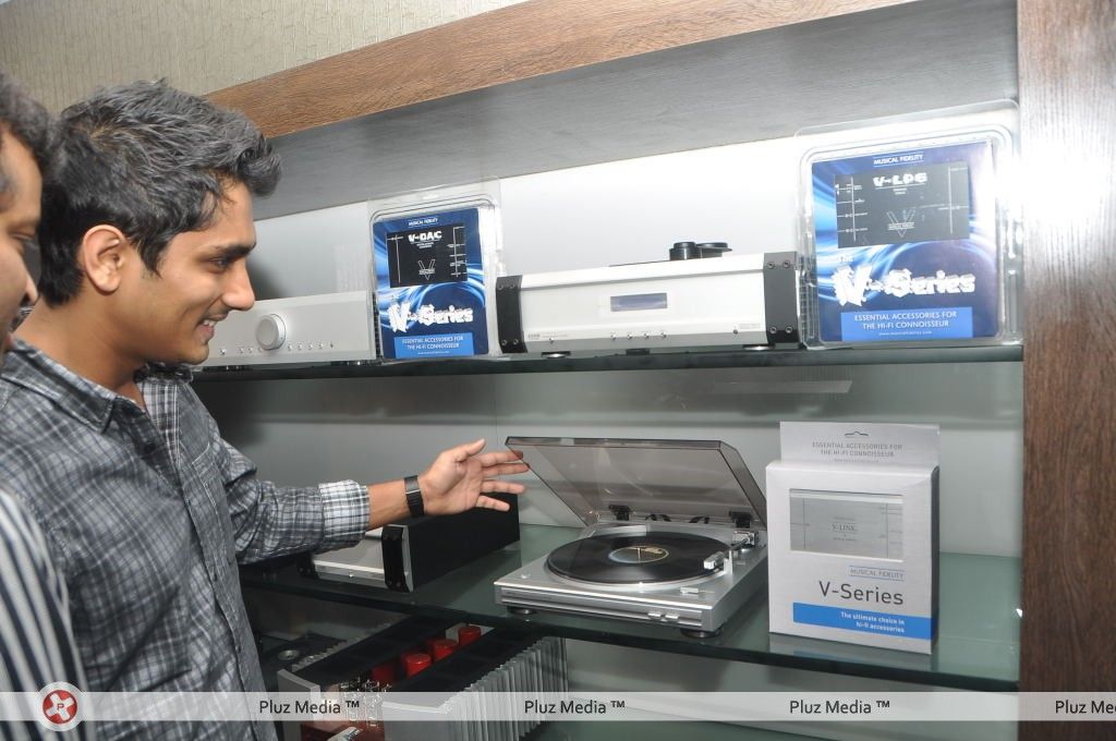 Siddharth at the audio people store - Pictures | Picture 164088
