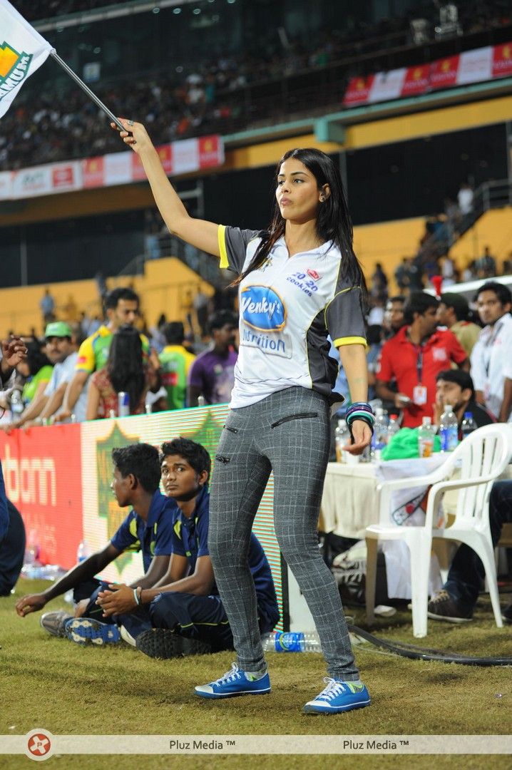 Genelia D Souza - Sanjana, Priyamani, Genelia & Lakshmi Rai at CCL Match - Photos | Picture 155408