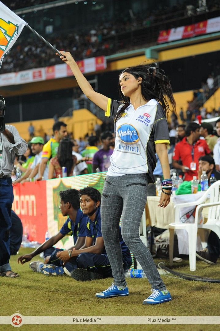 Genelia D Souza - Sanjana, Priyamani, Genelia & Lakshmi Rai at CCL Match - Photos | Picture 155422
