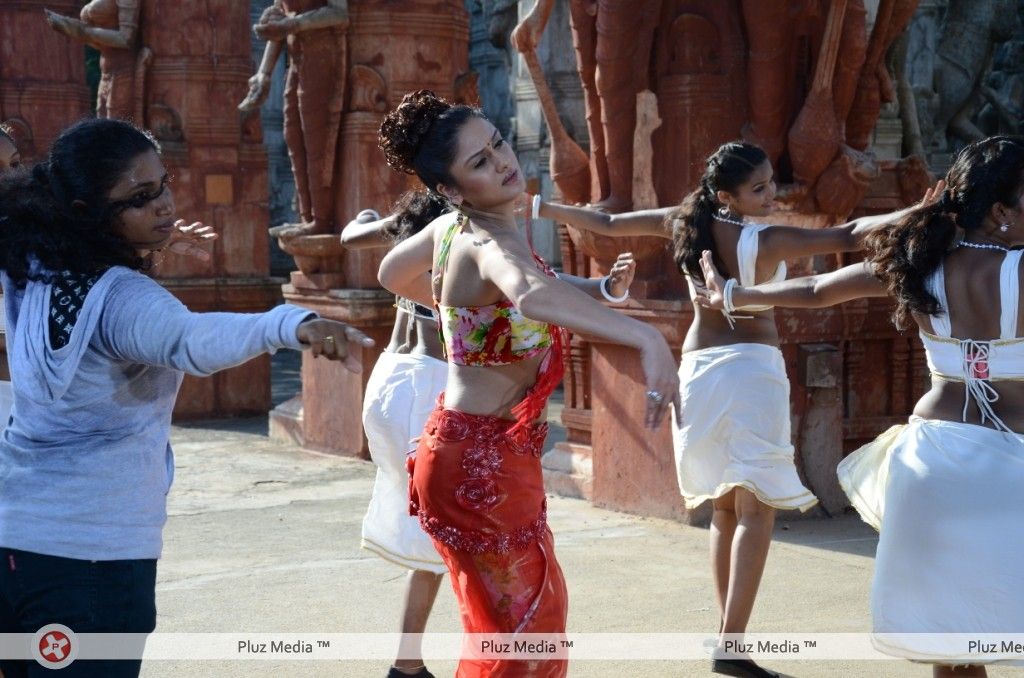 Sonia Agarwal Hot in Kathanayaki Movie Stills | Picture 239500