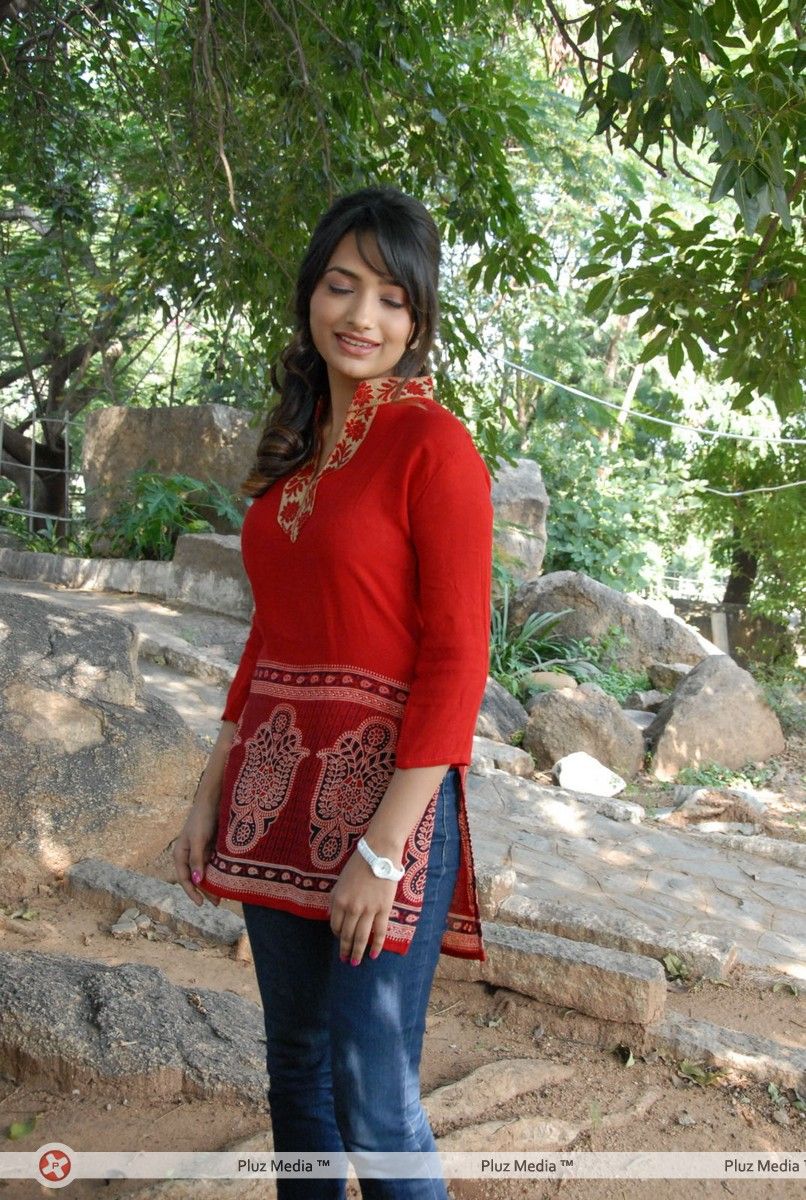 Actress Ziya Stills at Entha Andam Ga Unnave Movie Launch | Picture 319652