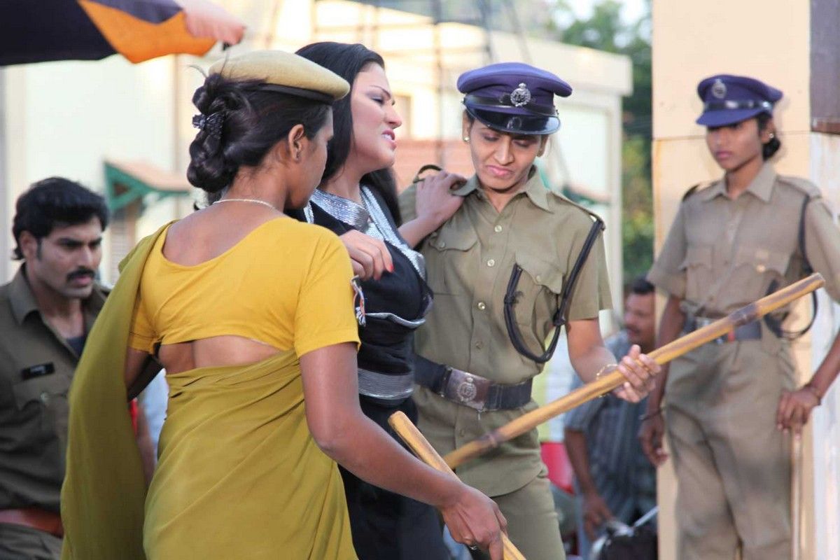Veena Malik On The Set Of Nagna Satyam Pictures | Picture 323317