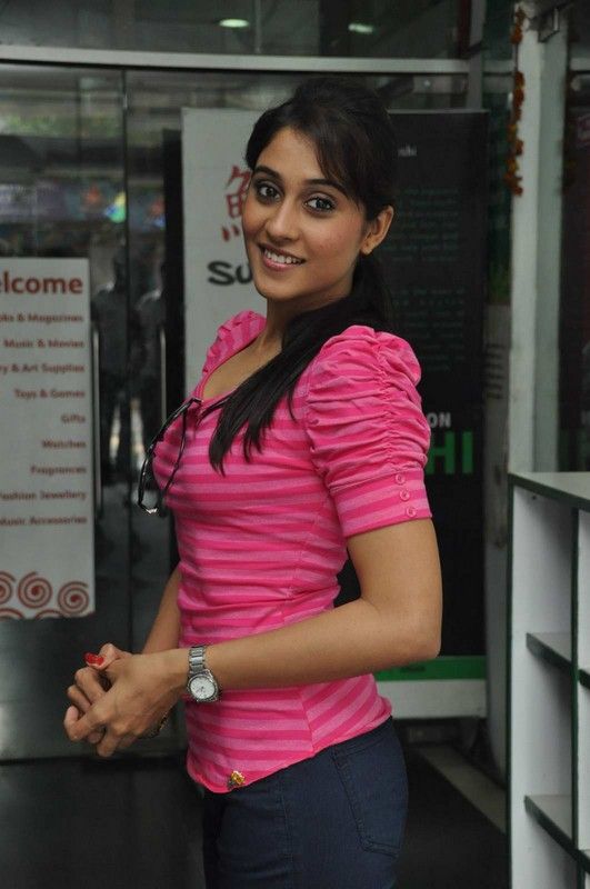 Regina Cassandra - Routine love story Movie team presents trophies to ap bowling team at svm bowling Pictures | Picture 328738