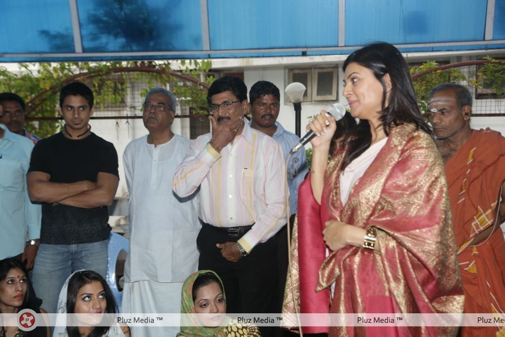 Sushmita Sen at Hyderabad Film Nagar Temple Pictures | Picture 274160