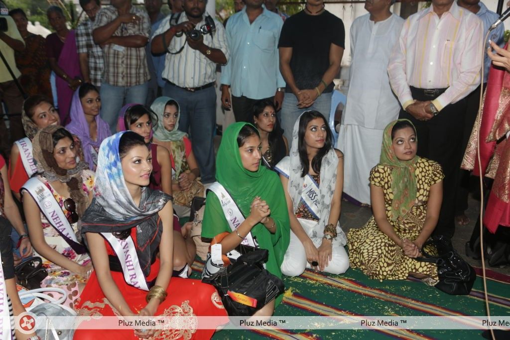 Sushmita Sen at Hyderabad Film Nagar Temple Pictures | Picture 274167