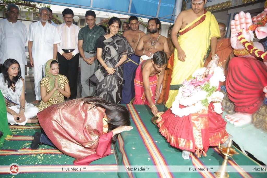 Sushmita Sen at Hyderabad Film Nagar Temple Pictures | Picture 274173