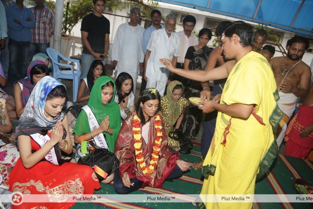 Sushmita Sen at Hyderabad Film Nagar Temple Pictures | Picture 274176