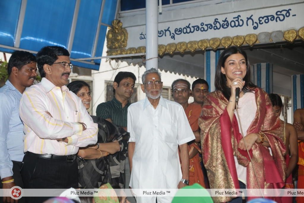 Sushmita Sen at Hyderabad Film Nagar Temple Pictures | Picture 274204