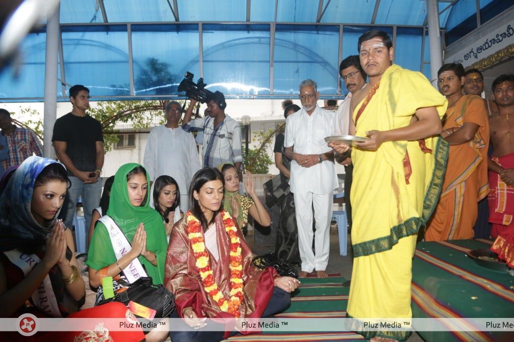 Sushmita Sen at Hyderabad Film Nagar Temple Pictures | Picture 274211