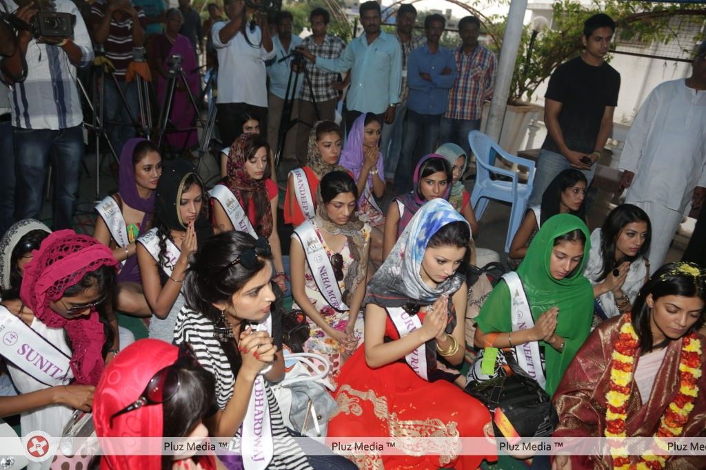 Sushmita Sen at Hyderabad Film Nagar Temple Pictures | Picture 274220