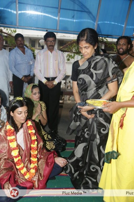 Sushmita Sen at Hyderabad Film Nagar Temple Pictures | Picture 274221