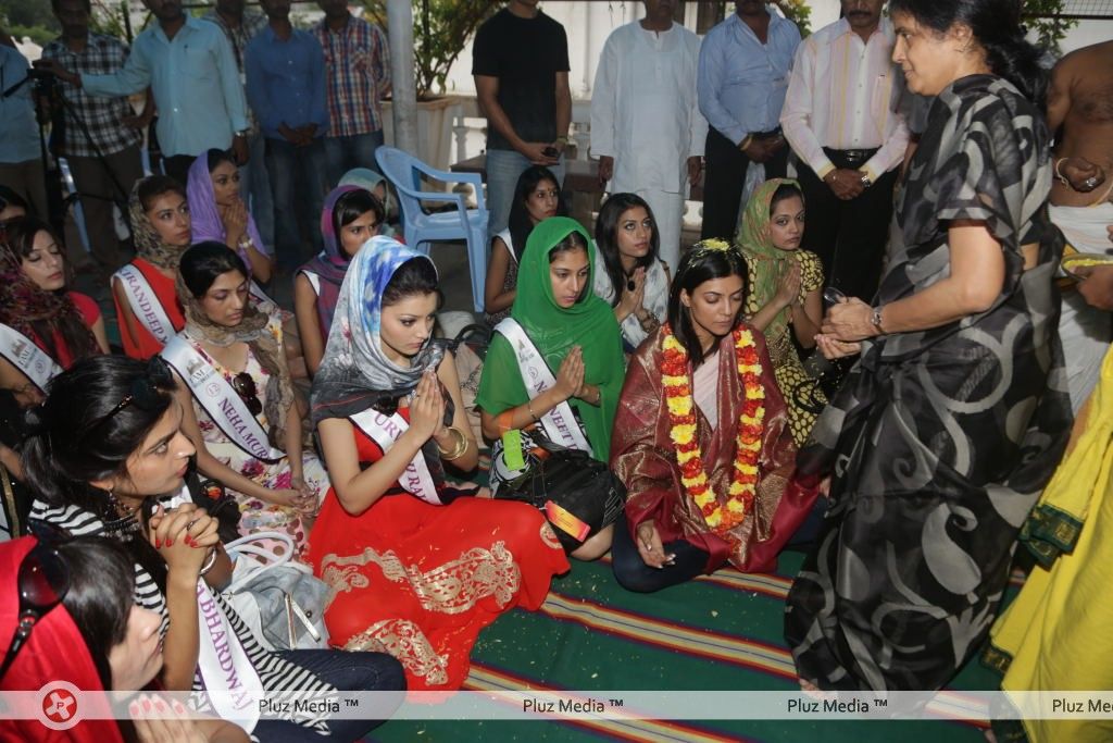 Sushmita Sen at Hyderabad Film Nagar Temple Pictures | Picture 274228