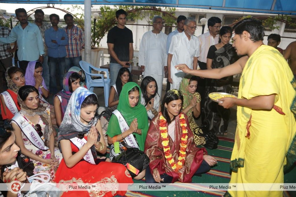 Sushmita Sen at Hyderabad Film Nagar Temple Pictures | Picture 274232