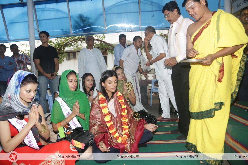 Sushmita Sen at Hyderabad Film Nagar Temple Pictures | Picture 274235