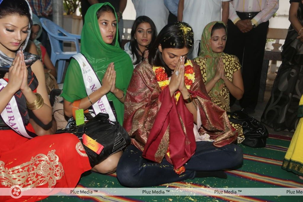 Sushmita Sen at Hyderabad Film Nagar Temple Pictures | Picture 274238