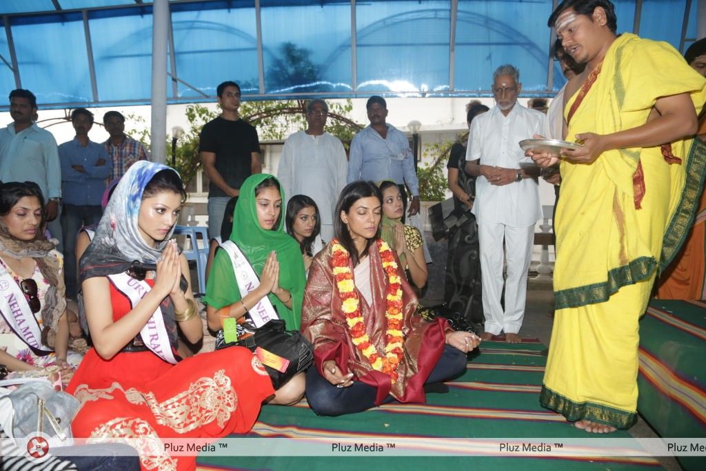 Sushmita Sen at Hyderabad Film Nagar Temple Pictures | Picture 274243