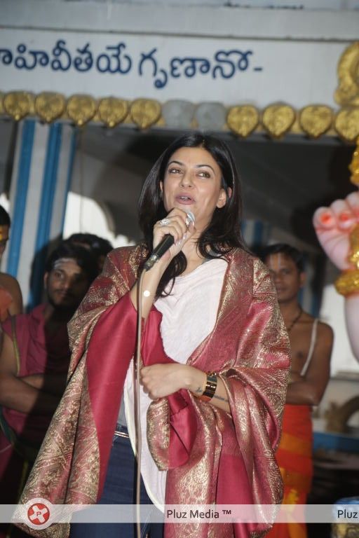 Sushmita Sen at Hyderabad Film Nagar Temple Pictures | Picture 274245