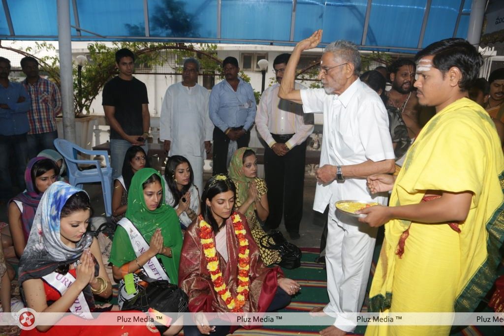 Sushmita Sen at Hyderabad Film Nagar Temple Pictures | Picture 274252