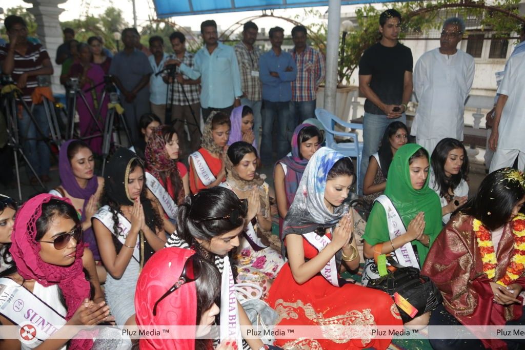 Sushmita Sen at Hyderabad Film Nagar Temple Pictures | Picture 274256