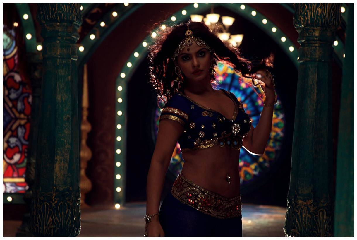 Neetu Chandra - Neetu Chandra Hot in Crazy Telugu Movie Stills | Picture 429648