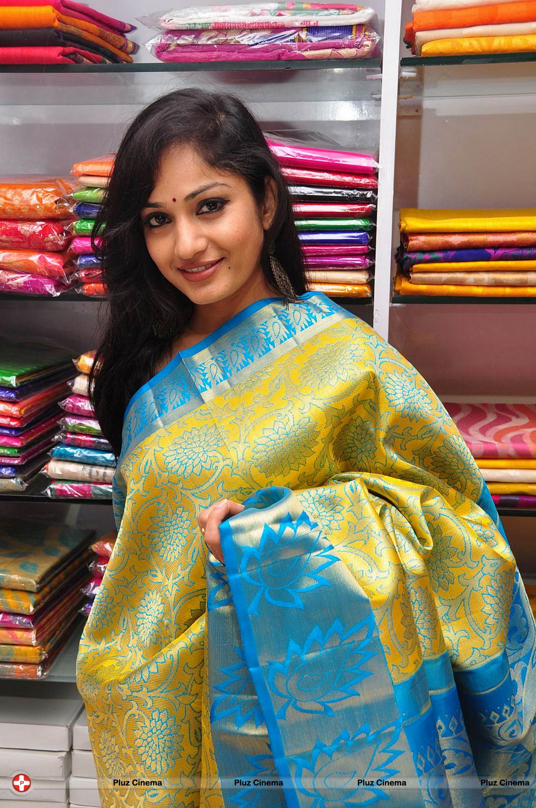 Madhavi Latha - Madhavi Latha Launches Sree Parinaya Designer Showroom Photos | Picture 533609