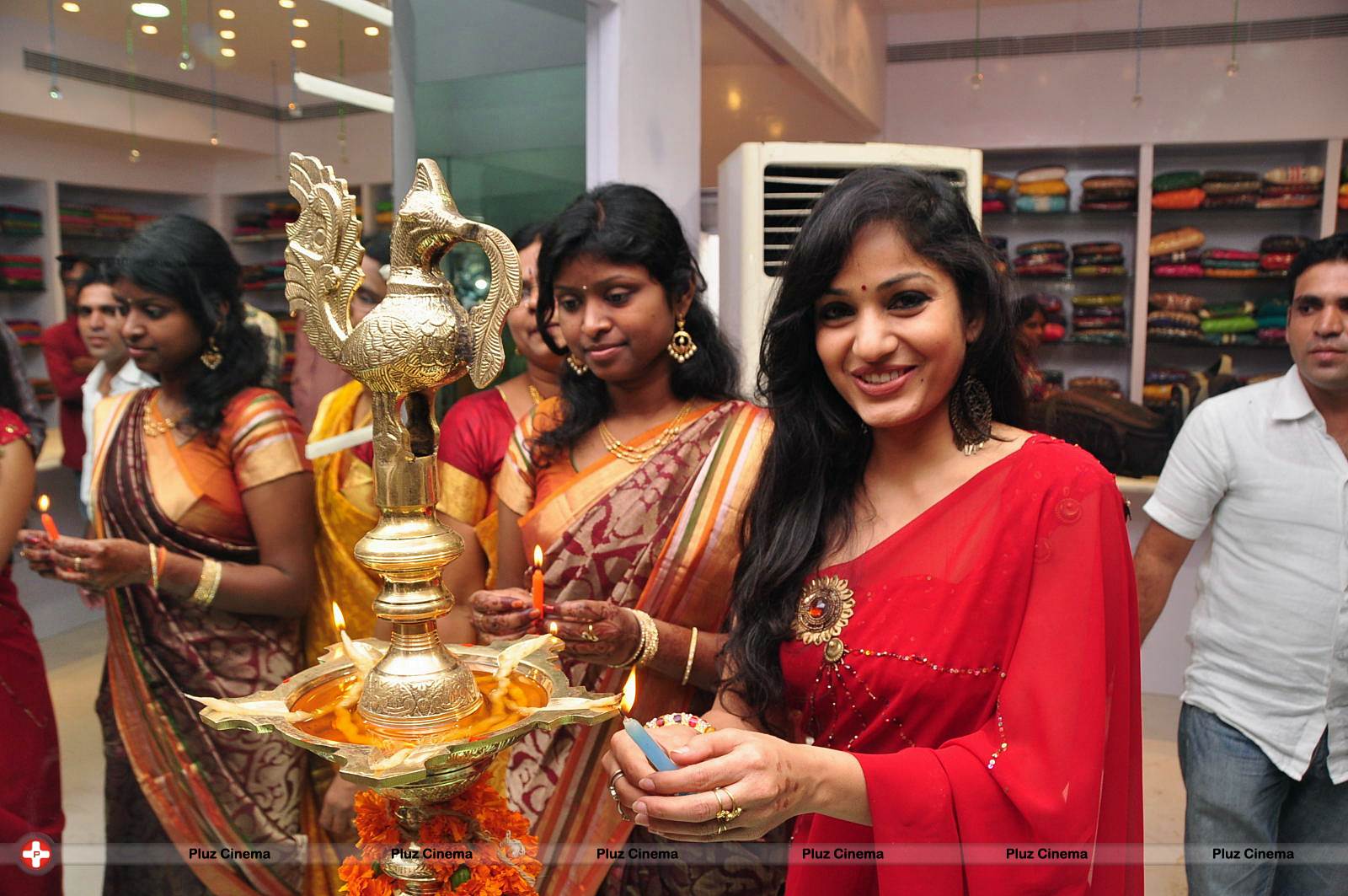 Madhavi Latha Launches Sree Parinaya Designer Showroom Photos | Picture 533632
