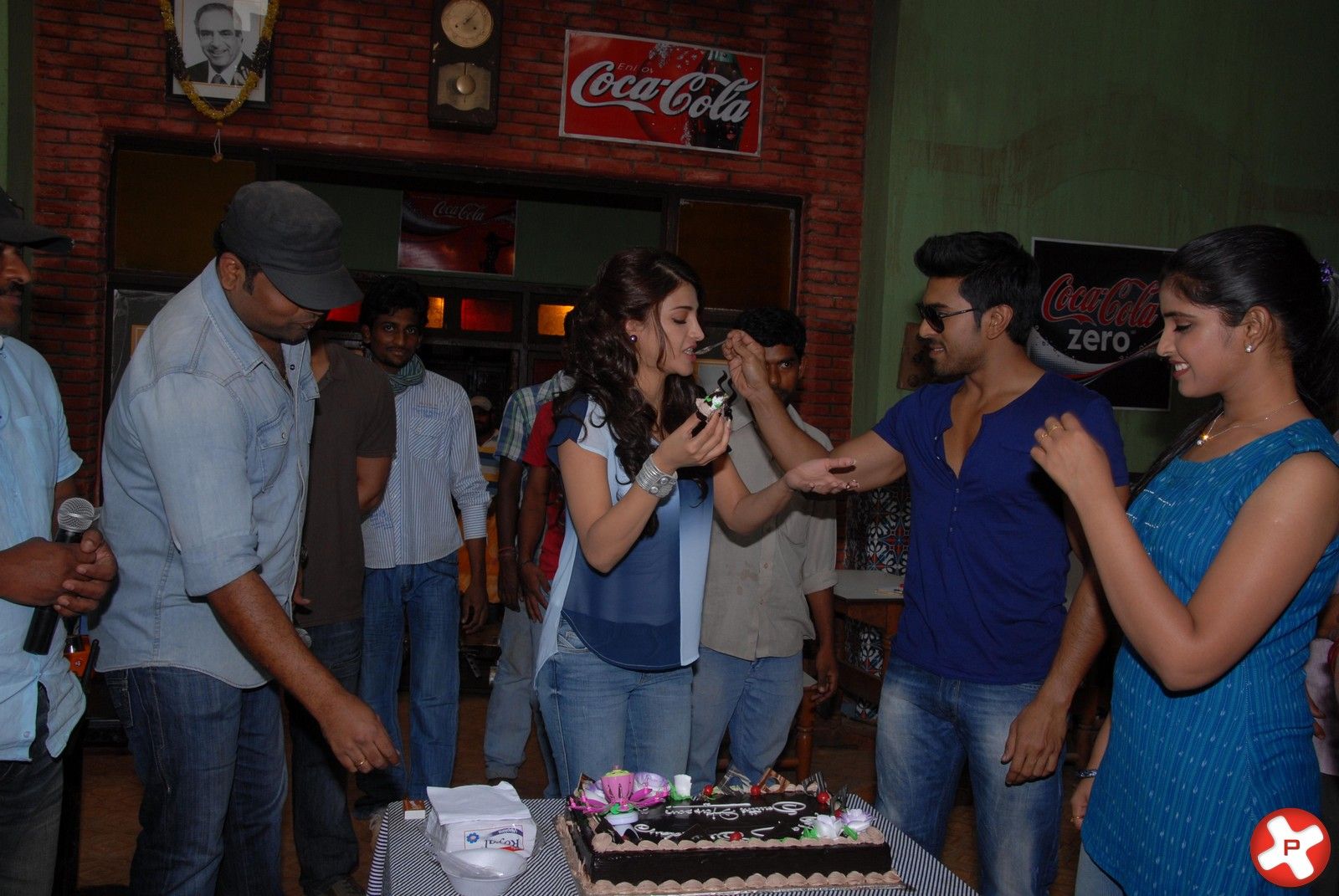 Shruti Haasan - Shruti Haasan Birthday Celebrations at Yevadu Movie Set Pictures | Picture 371335