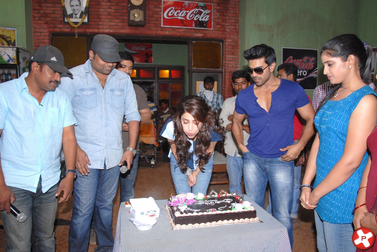 Shruti Haasan Birthday Celebrations at Yevadu Movie Set Pictures | Picture 371337