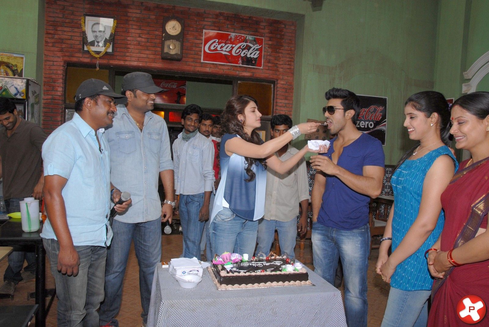 Shruti Haasan Birthday Celebrations at Yevadu Movie Set Pictures | Picture 371338