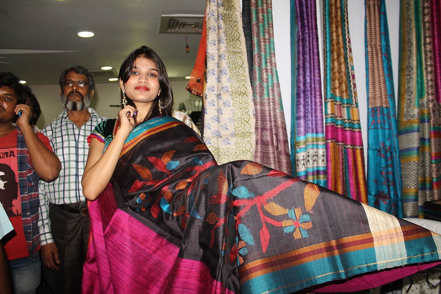 Isha Agarwal - Isha Agarwal Inaugurates Silk Of India Exhibition Photos | Picture 504006