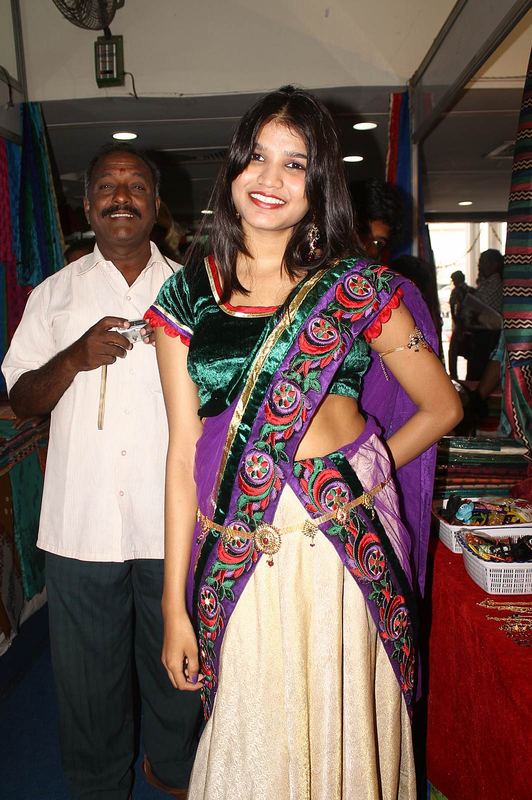 Isha Agarwal - Isha Agarwal Inaugurates Silk Of India Exhibition Photos | Picture 504010