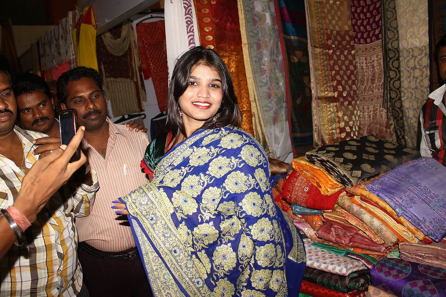 Isha Agarwal - Isha Agarwal Inaugurates Silk Of India Exhibition Photos | Picture 504029