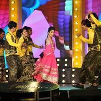 Shriya Saran Performance at Mirchi Music Awards 2013 Photos