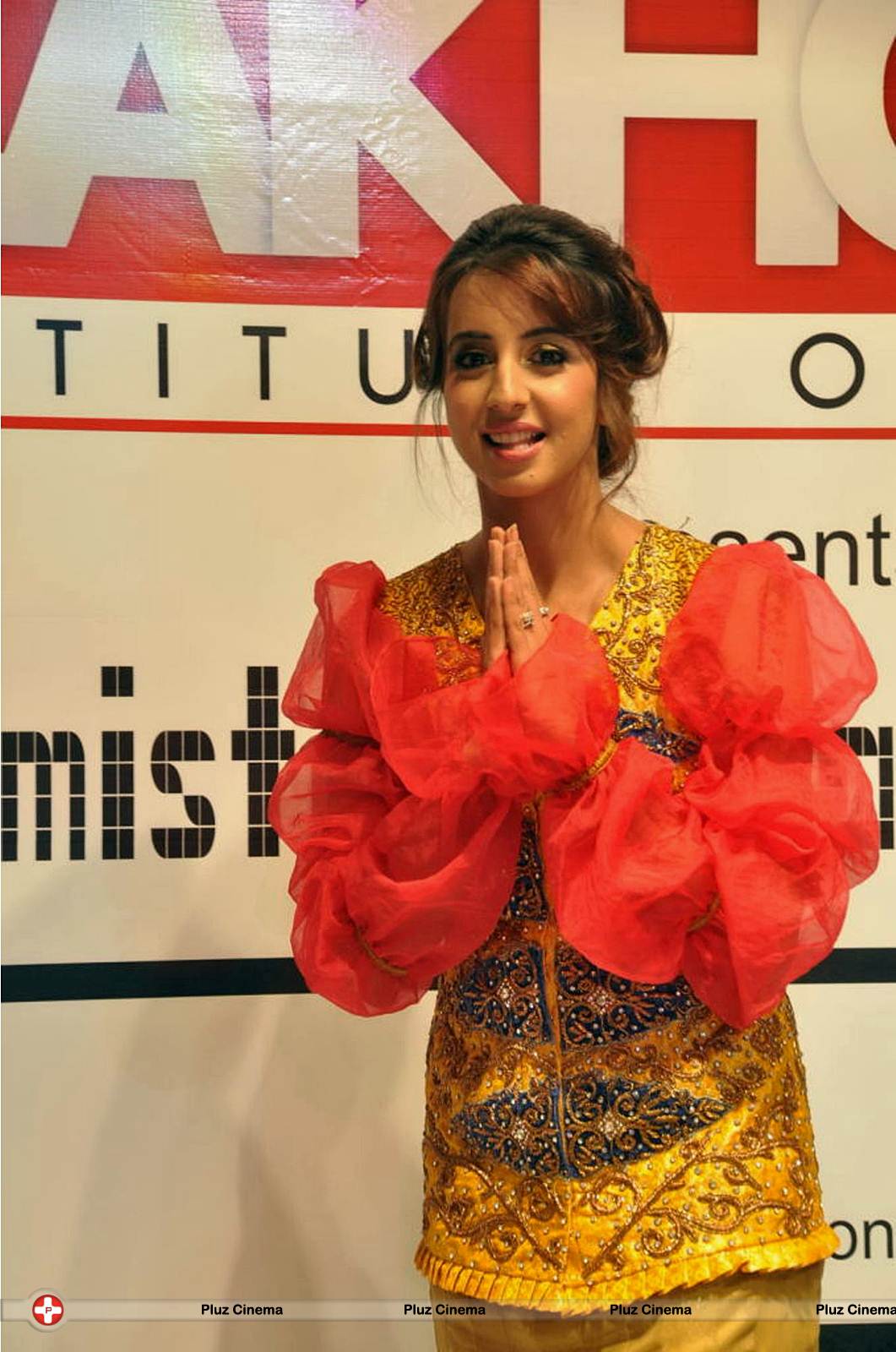 Sanjana Galrani Ramp Walk at Hyderabad Fashion Week Photos | Picture 524068