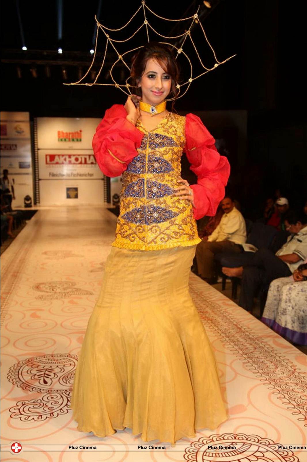 Sanjana Galrani Ramp Walk at Hyderabad Fashion Week Photos | Picture 524121