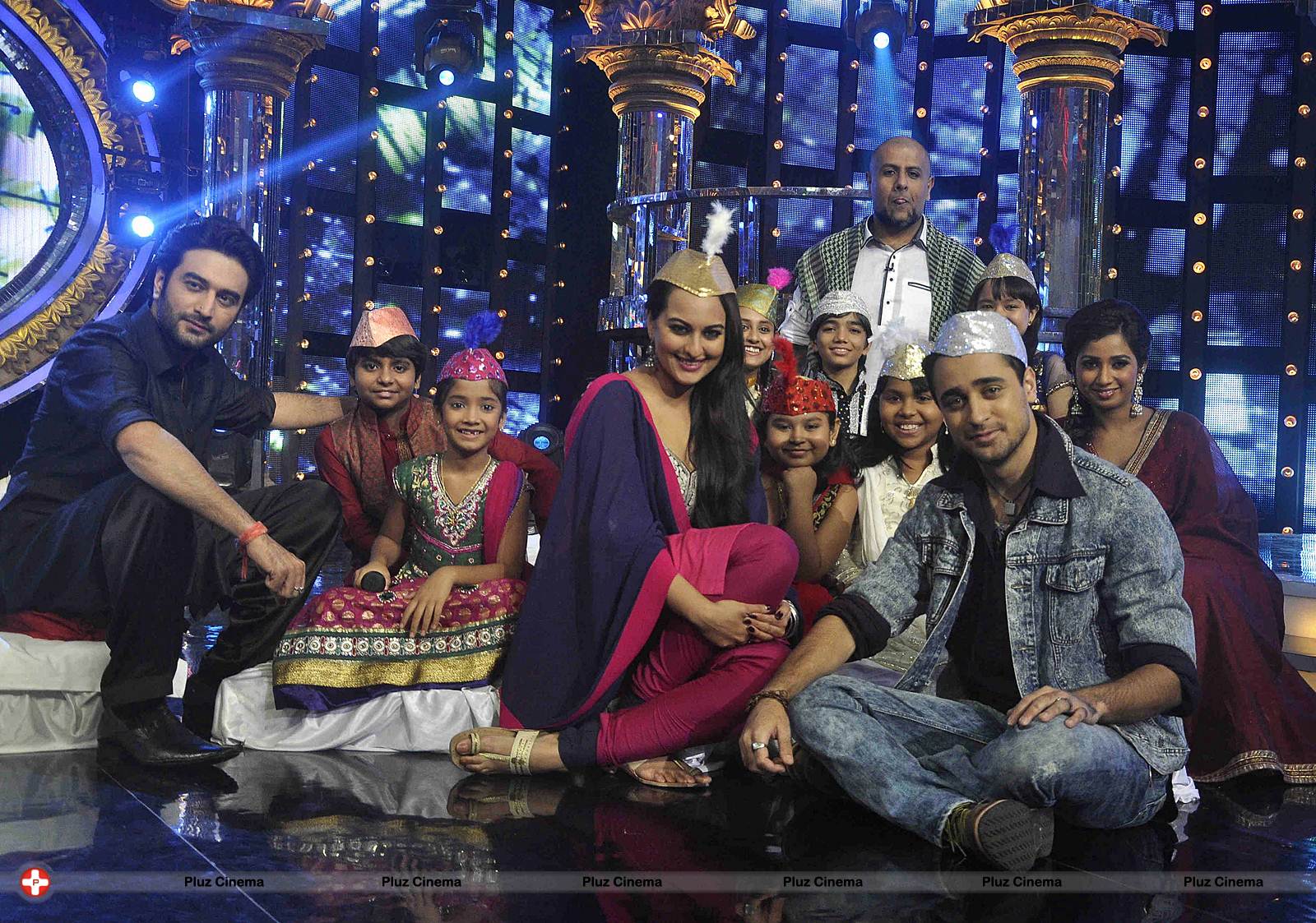 Promotion of film Once Upon A Time in Mumbai Doobara on the sets of Indian Idol Junior Photos | Picture 529171
